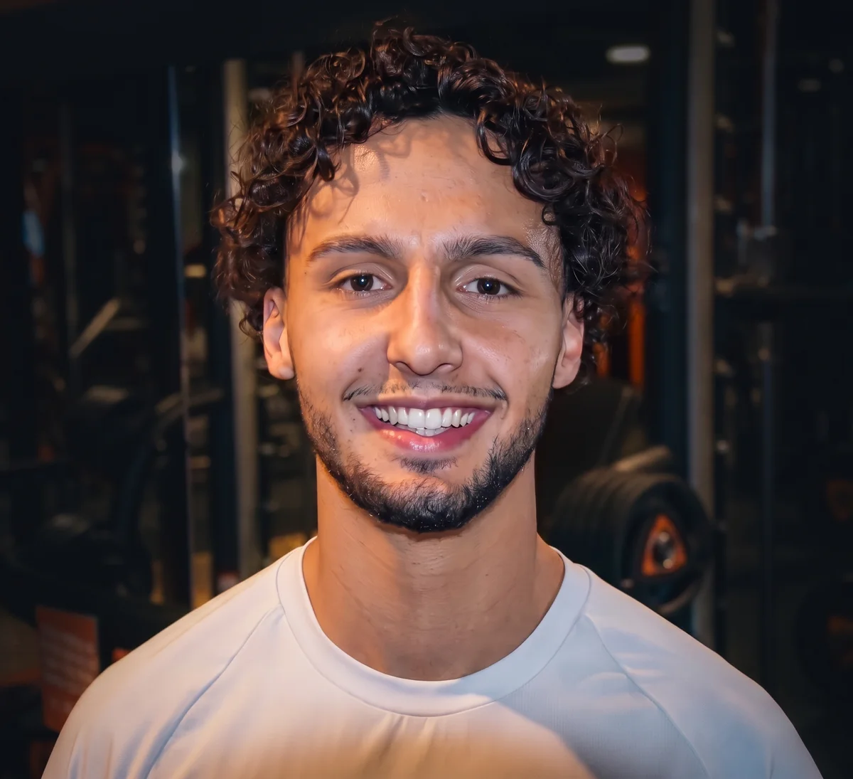 Enzo, coach sportif, en salle de sport